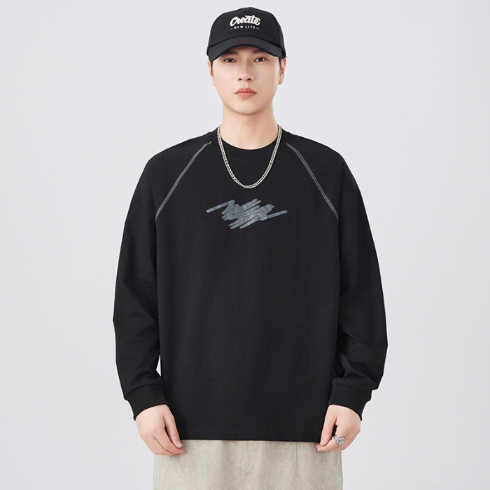 ブラックのゆったり長袖Tシャツ（丸首）、ドロップショルダー、胸にロゴ風プリント