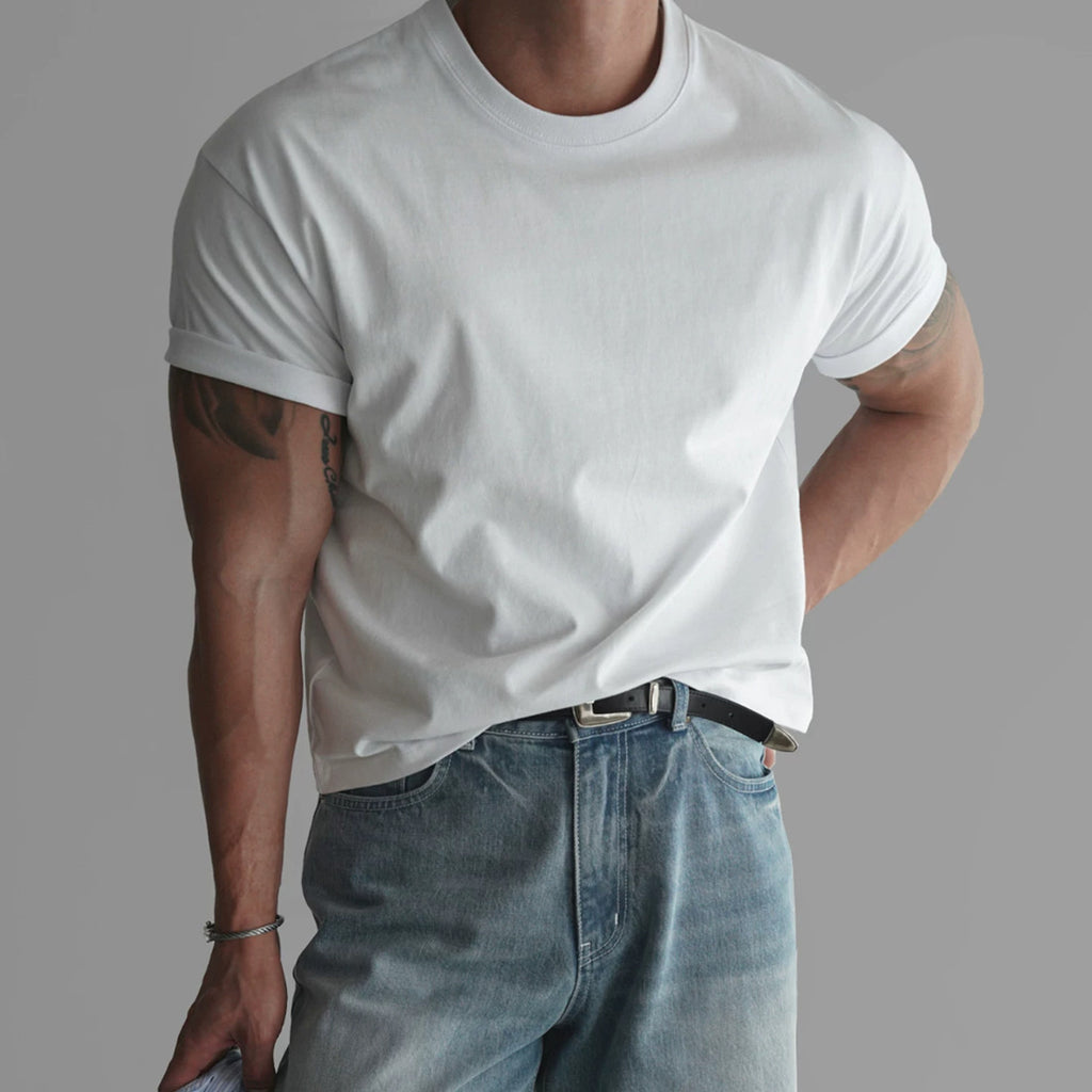 白いクルーネック半袖Tシャツ、スリムフィットの無地（首元アップ）