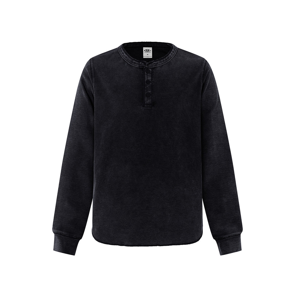 ブラックの長袖ヘンリーネックTシャツ、前立てボタン3つのウォッシュド風