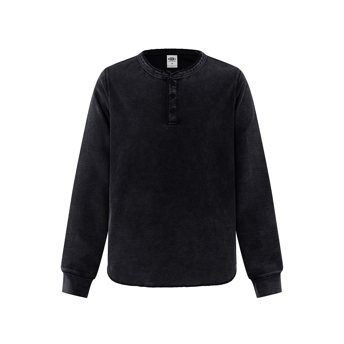 ブラックの長袖ヘンリーネックTシャツ、前立てボタン3つのウォッシュド風
