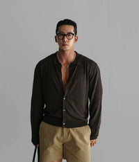 薄手カーディガン メンズ — ポロカラーのハイゲージウールで仕立てた前開きニットシャツ