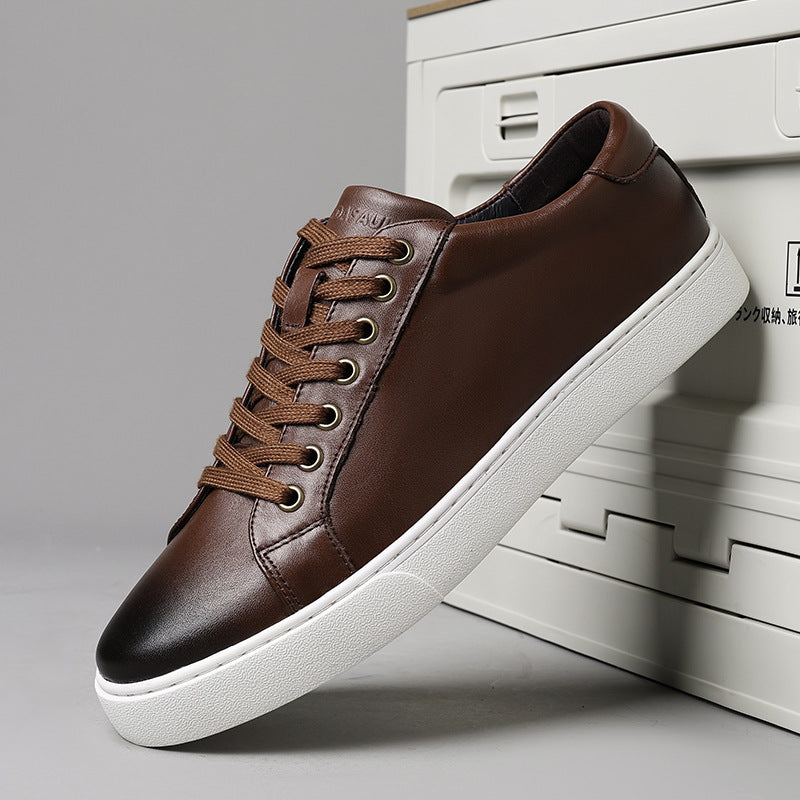 ブラウンのレースアップ厚底スニーカー、フロントからサイドのステッチ