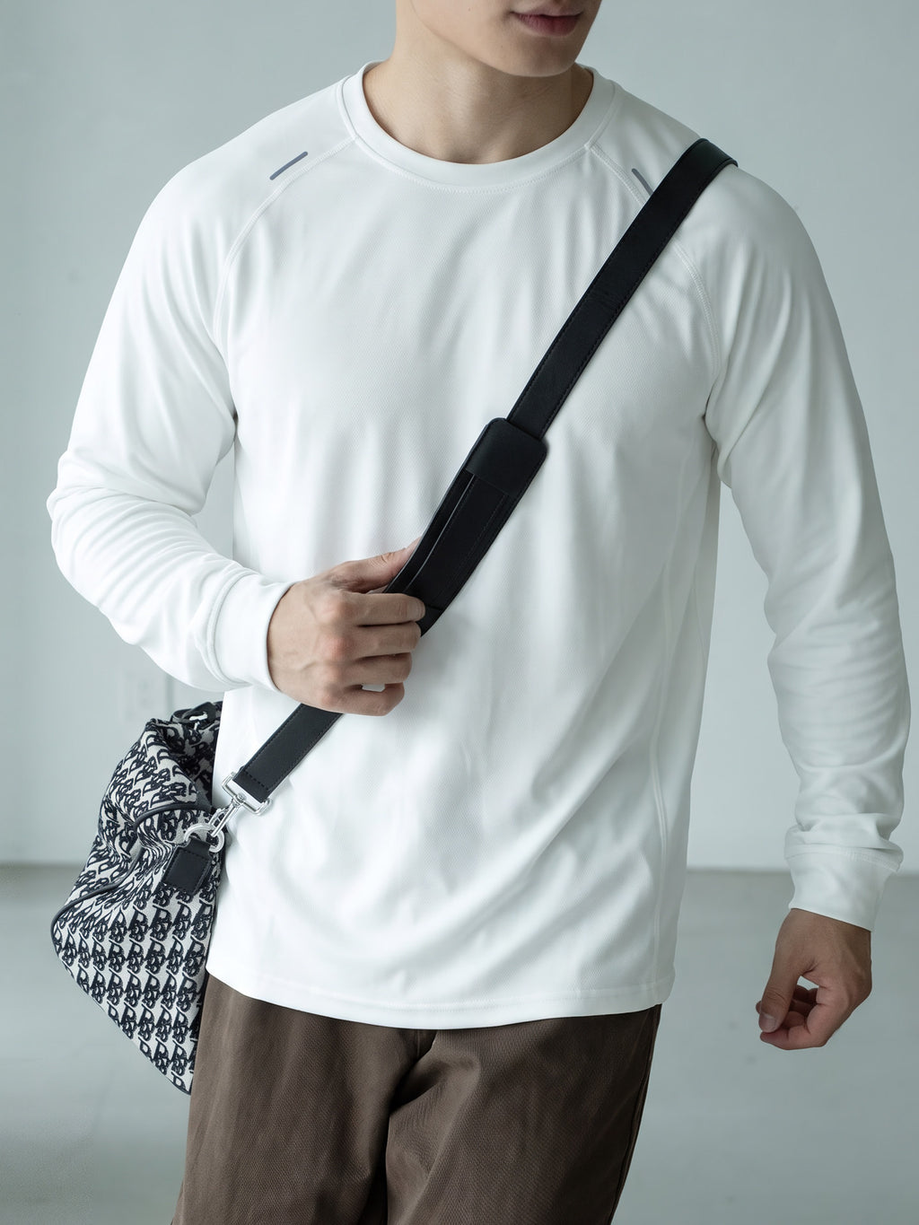白の長袖メッシュ風Tシャツ、丸首、肩のカッティング