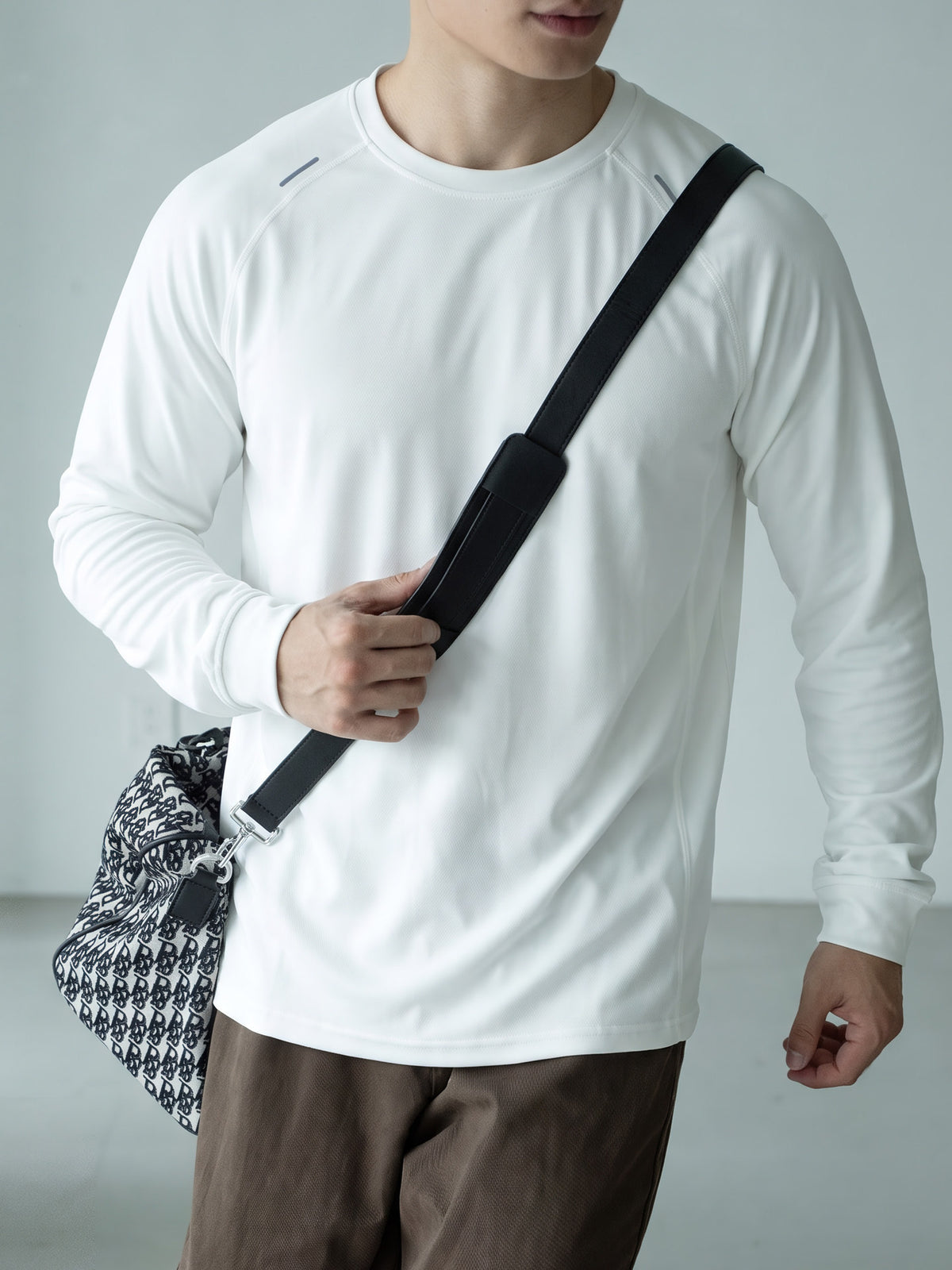 白の長袖メッシュ風Tシャツ、丸首、肩のカッティング