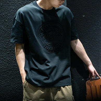 エンボスロゴTシャツ