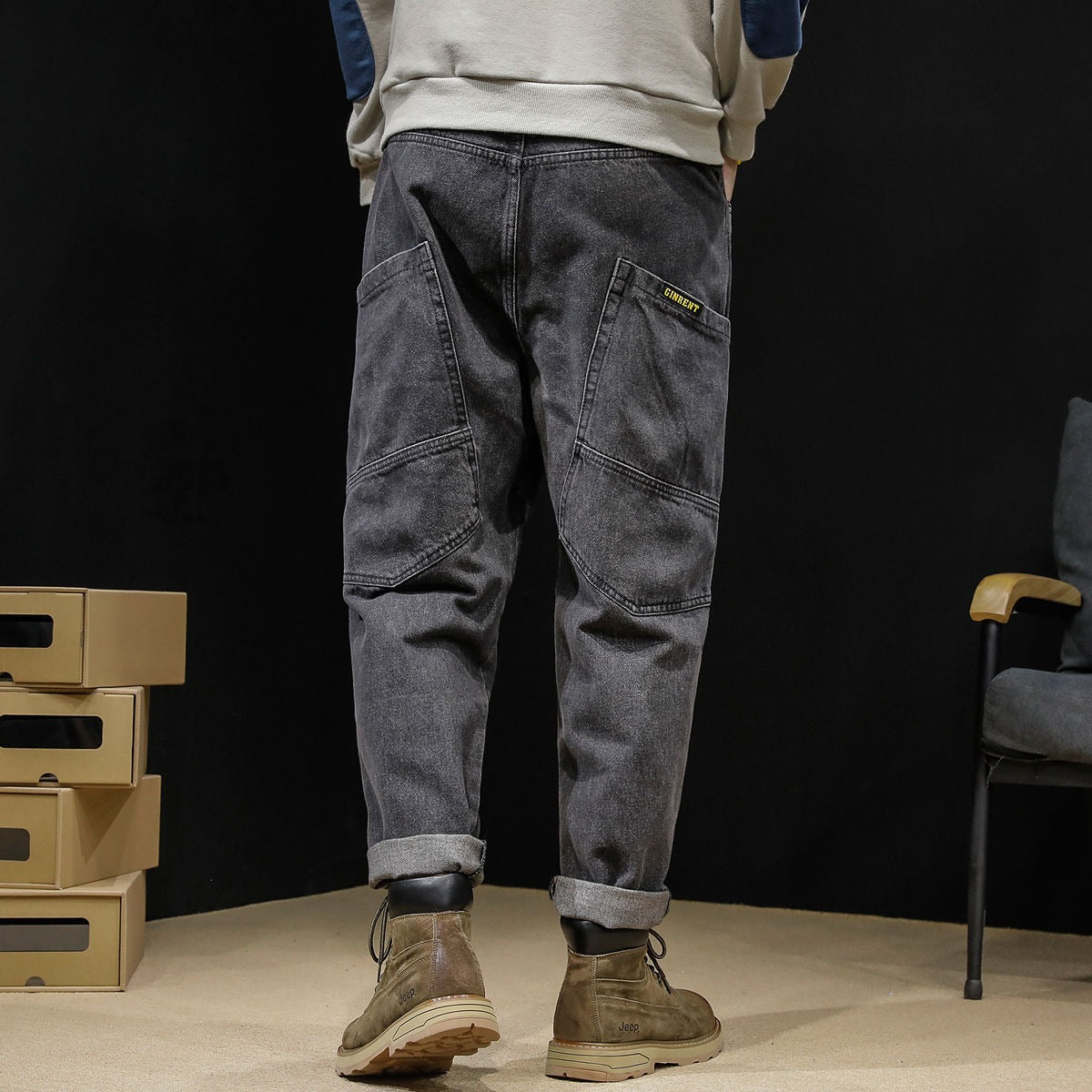 メンズのルーズストレートデニムパンツ、ダークウォッシュの後ろ姿とポケット