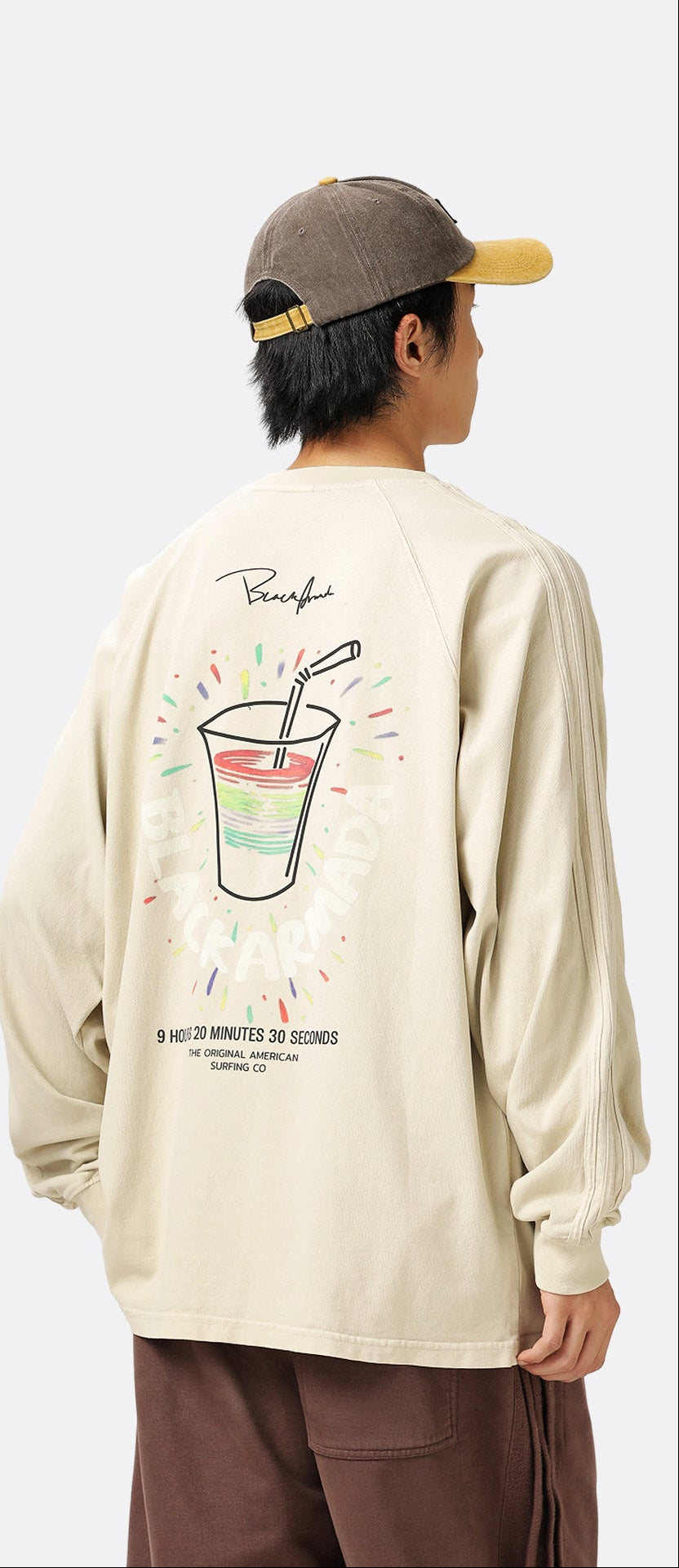 オフホワイト長袖Tシャツ 背面のカッププリント付き クルーネック