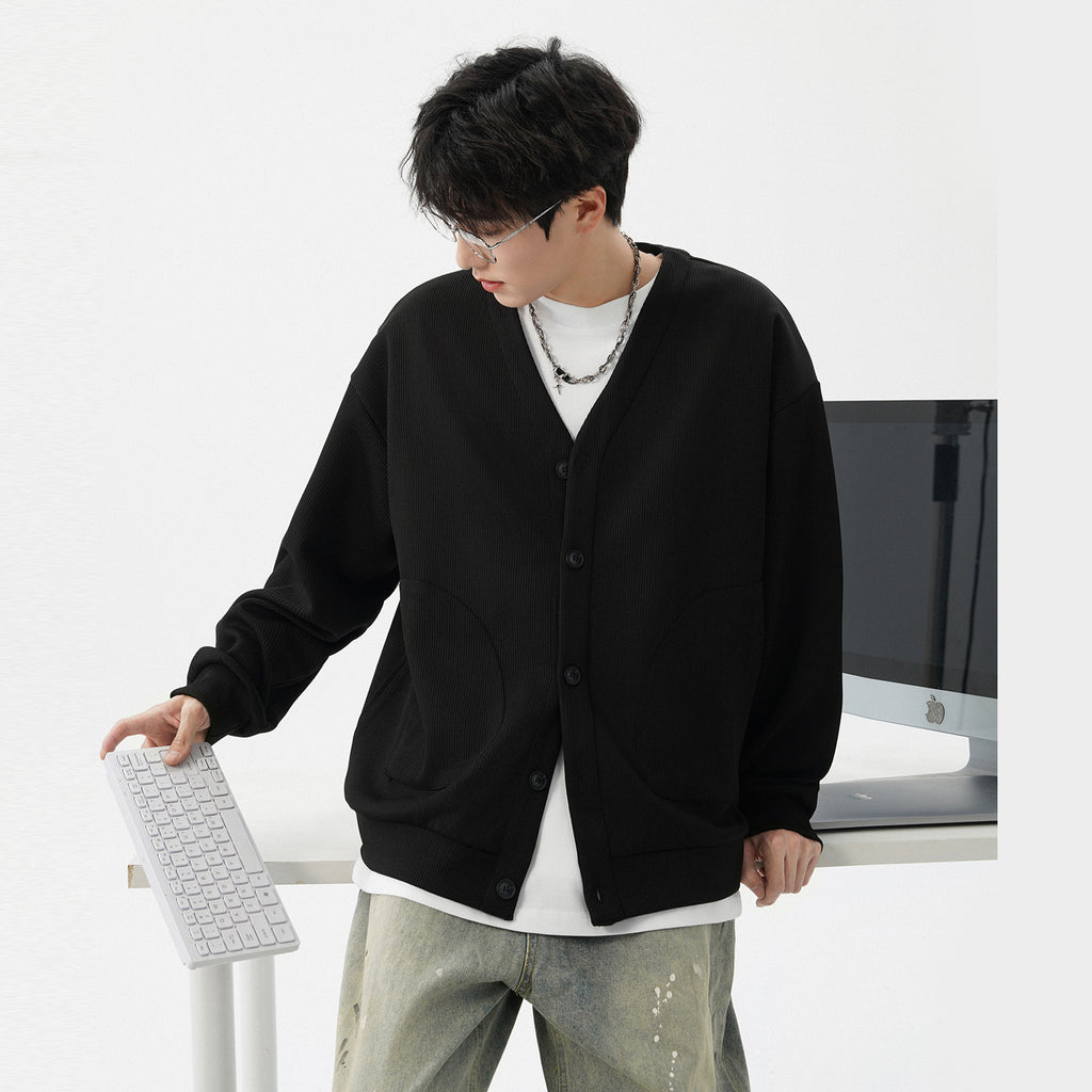黒のVネックカーディガンスウェット。前ボタン留めのゆったりシルエット。