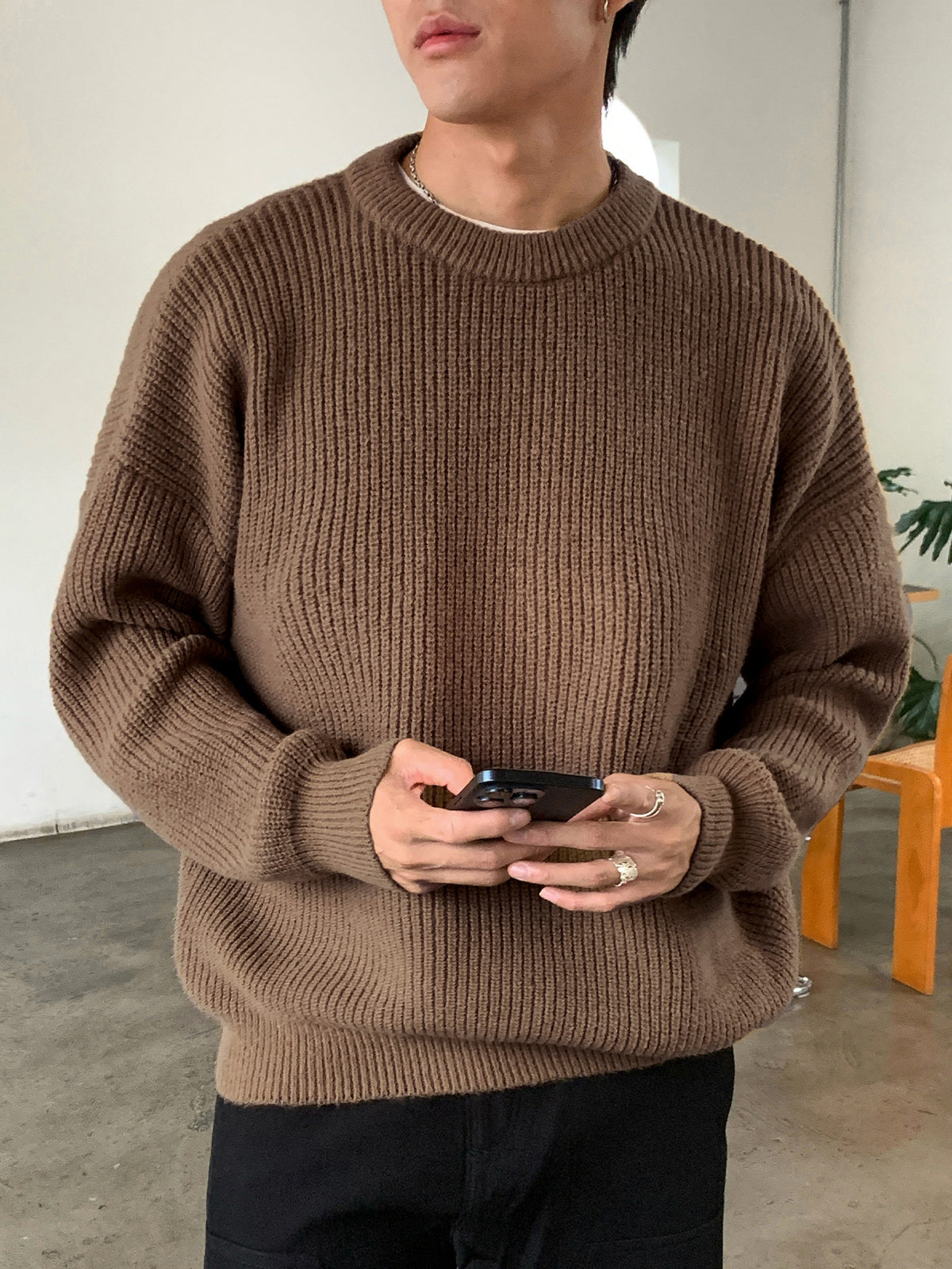 メンズ用クルーネックセーター、ブラウンの厚手ニット、リブの首元と袖口