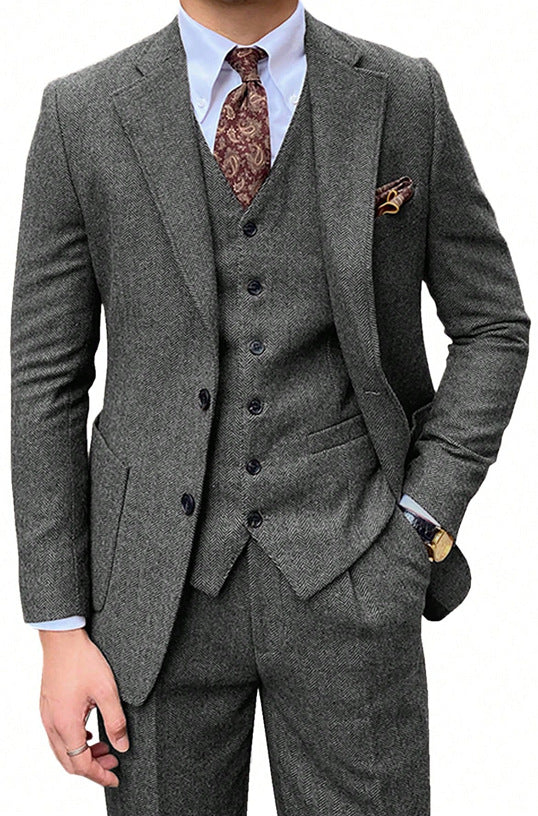 メンズ三点セットスーツ、グレーのヘリンボーン柄。ジャケット、ベスト、パンツの着用イメージ