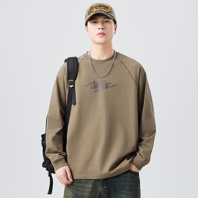 カーキ色のゆったり長袖ラウンドネックTシャツ、ドロップショルダー、胸に小さめプリント
