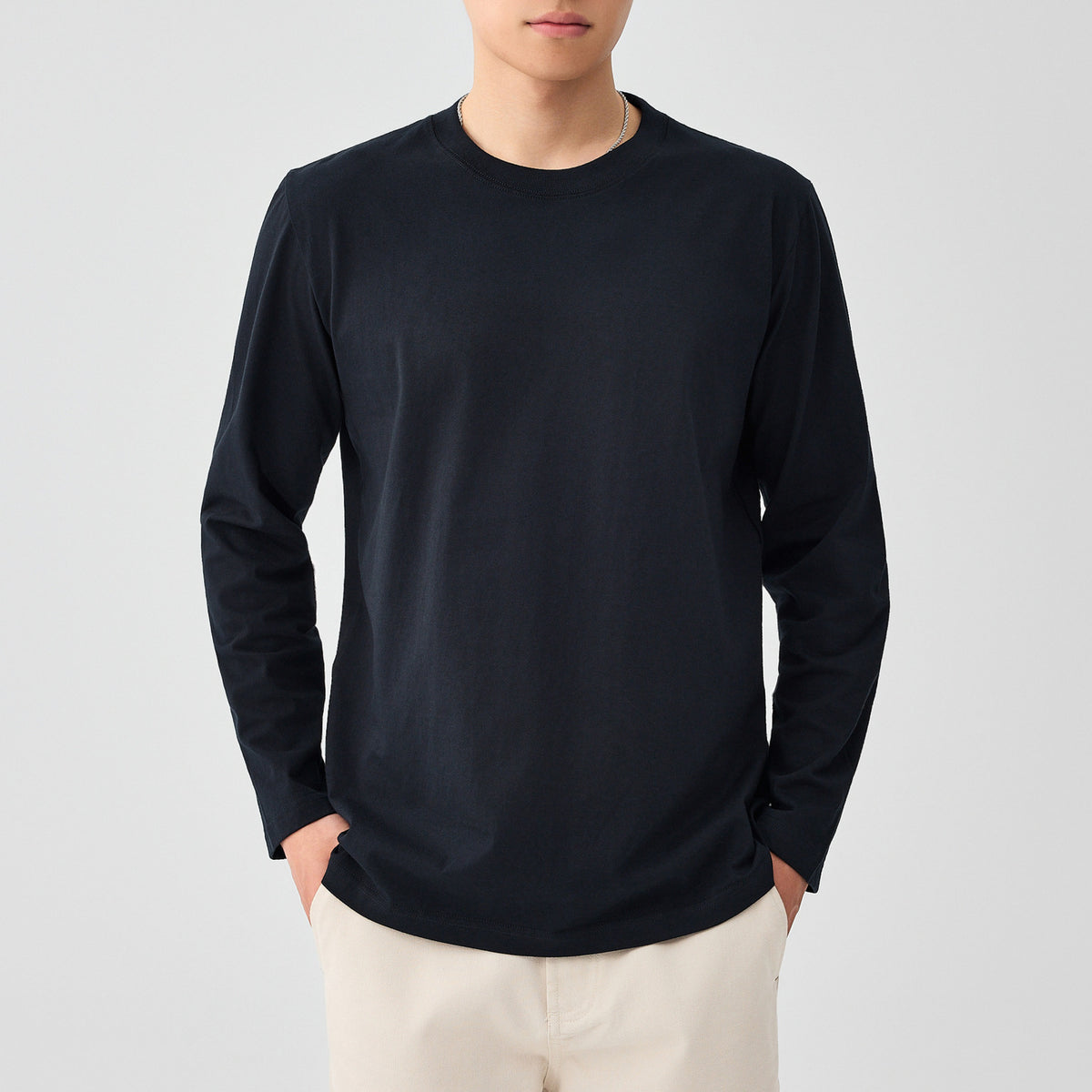 メンズ無地長袖Tシャツ（黒）クルーネックのすっきりした着丈