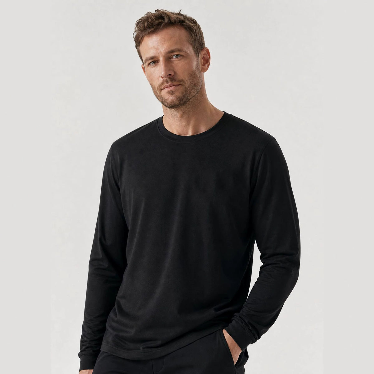 メンズ長袖Tシャツ、丸首の無地ブラック