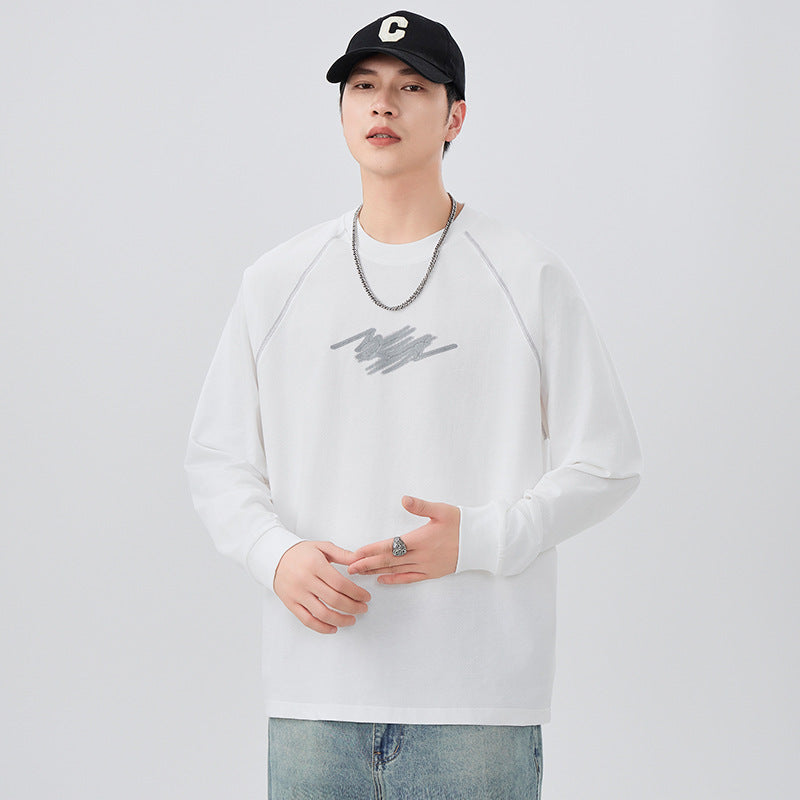 ホワイトのゆったり長袖Tシャツ（丸首）、ドロップショルダー、フロント中央プリント