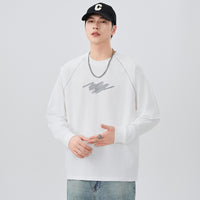 ホワイトのゆったり長袖Tシャツ（丸首）、ドロップショルダー、フロント中央プリント