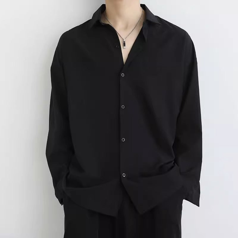 メンズ ブラック長袖シャツ、前ボタン留めのシンプルデザイン