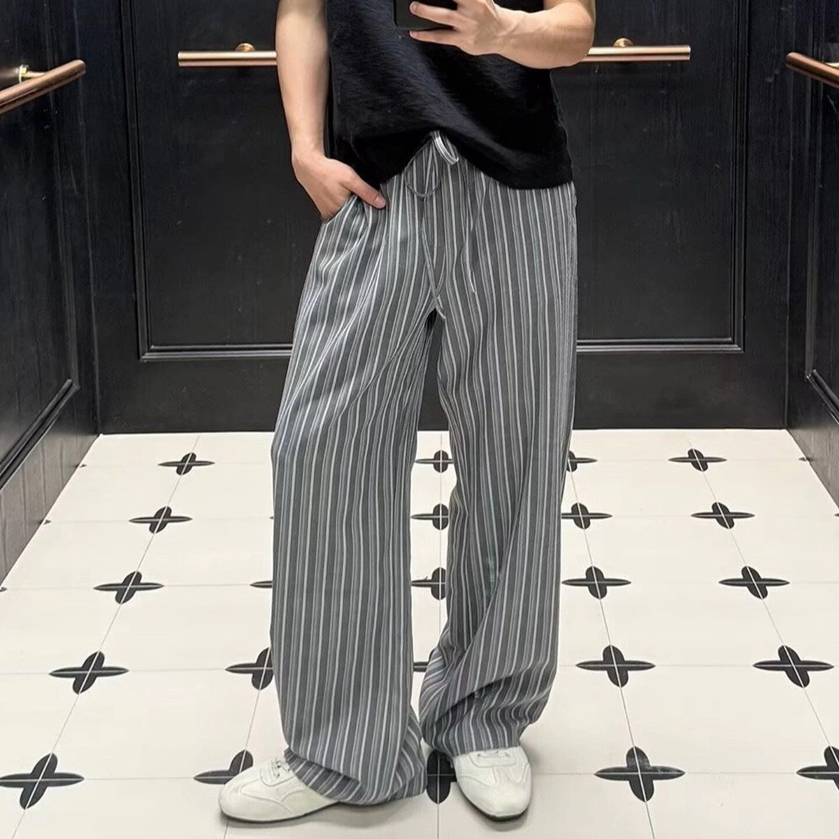 グレーのメンズ縦縞ワイドパンツ、ゆったりしたシルエットと長い裾