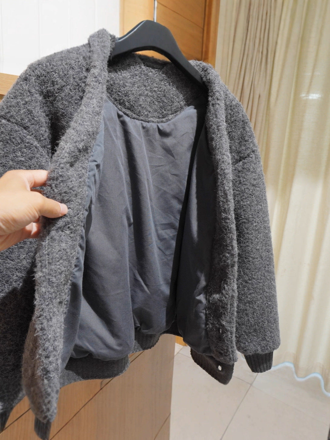 モヘアカーディガン メンズ — Vネックの起毛ニットで魅せる秋冬アウター