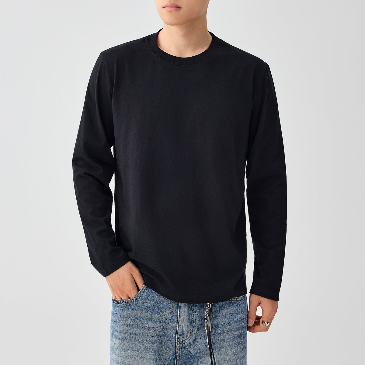 メンズ無地長袖Tシャツ（黒）クルーネック、ベーシックなシルエット