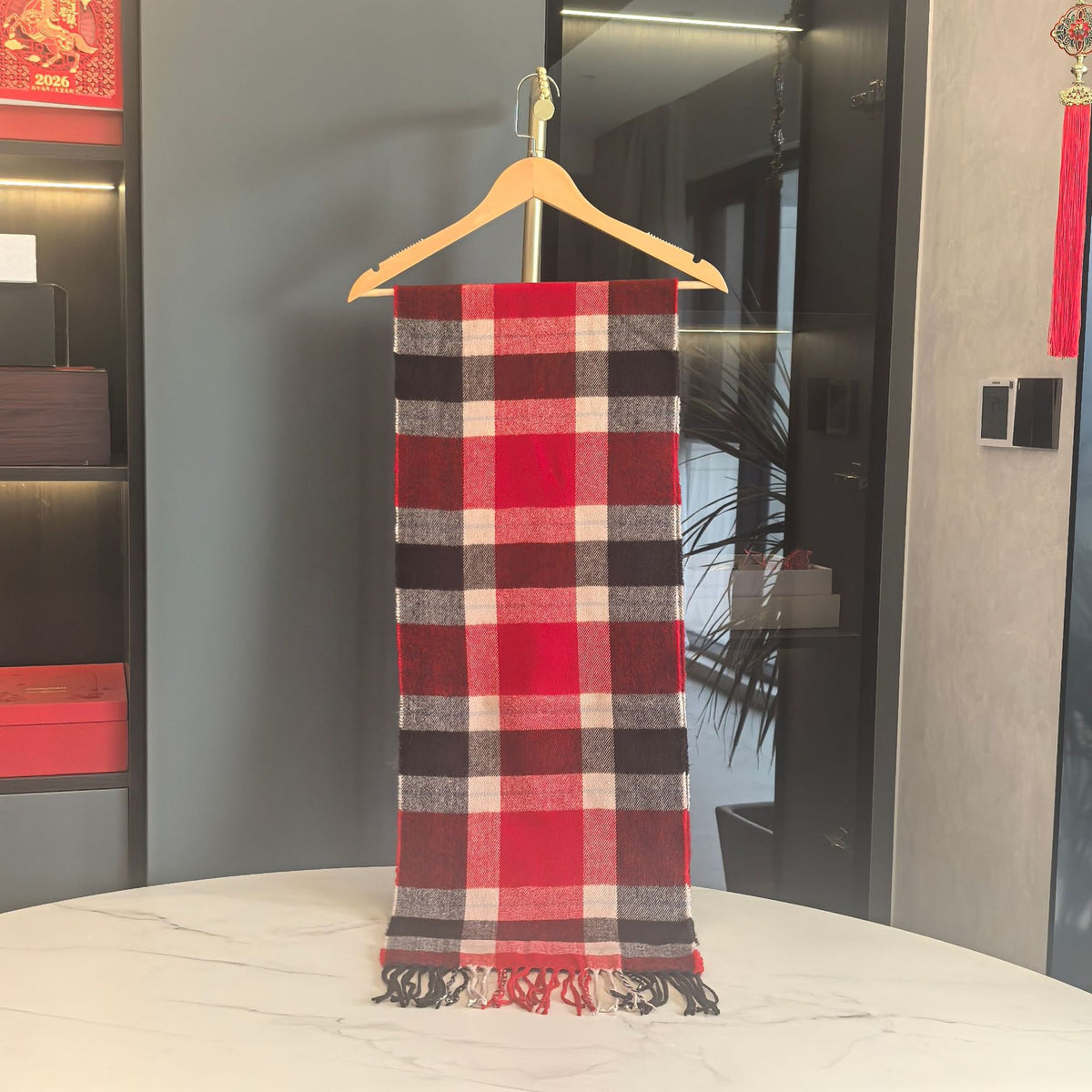チェック柄ロングネックウォーマー、赤×黒×白の格子、フリンジ付き