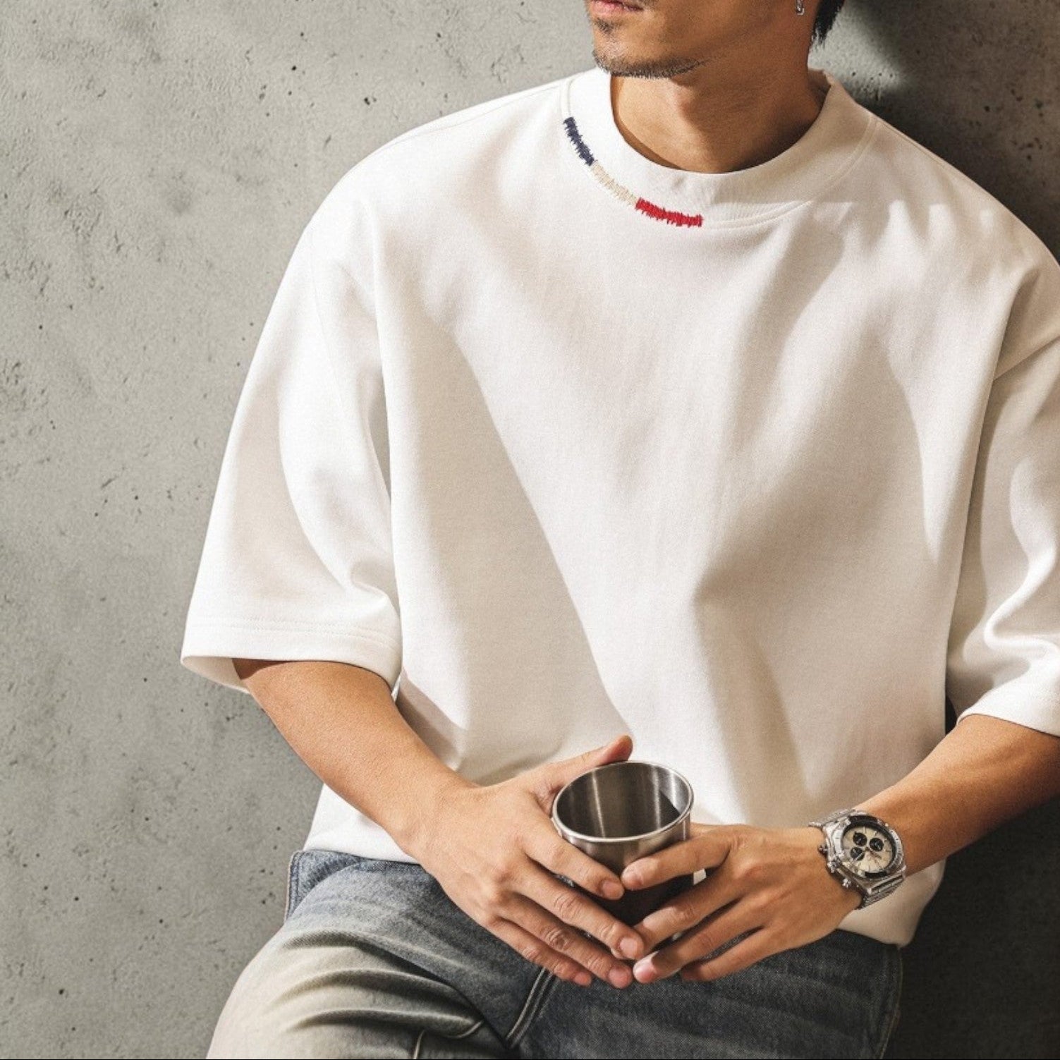 メンズ ヘビーコットンオーバーサイズTシャツ — ネックライン刺繍のビッグシルエット半袖