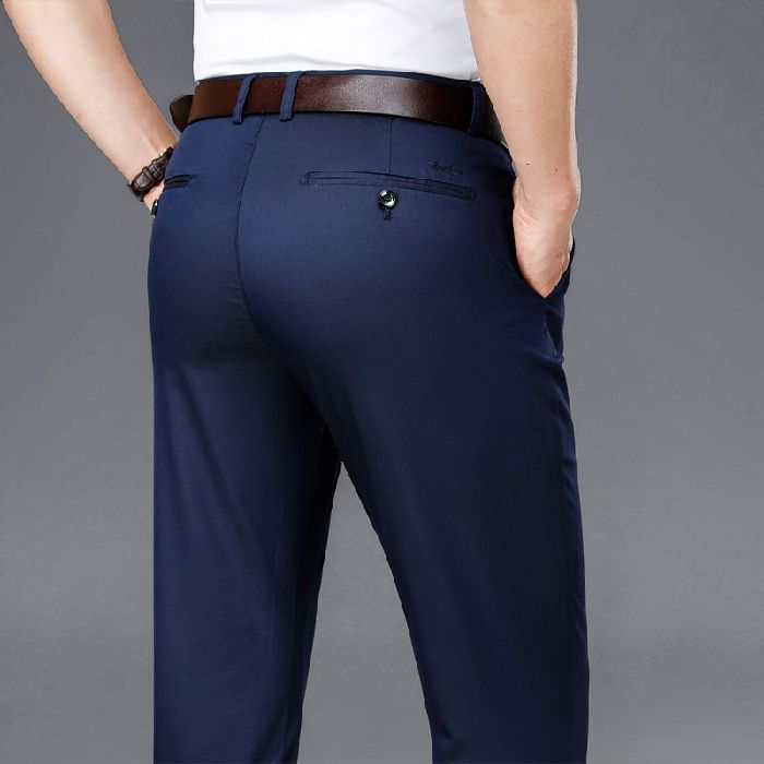 メンズ用厚手ストレートパンツ（サファイアブルー）後ろ姿、ベルトループとボタン留め付き