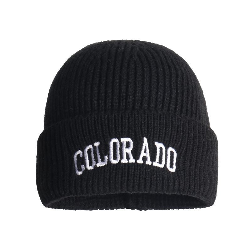 黒ニットバオトウハット、前面にCOLORADOロゴ入り、リブ編み