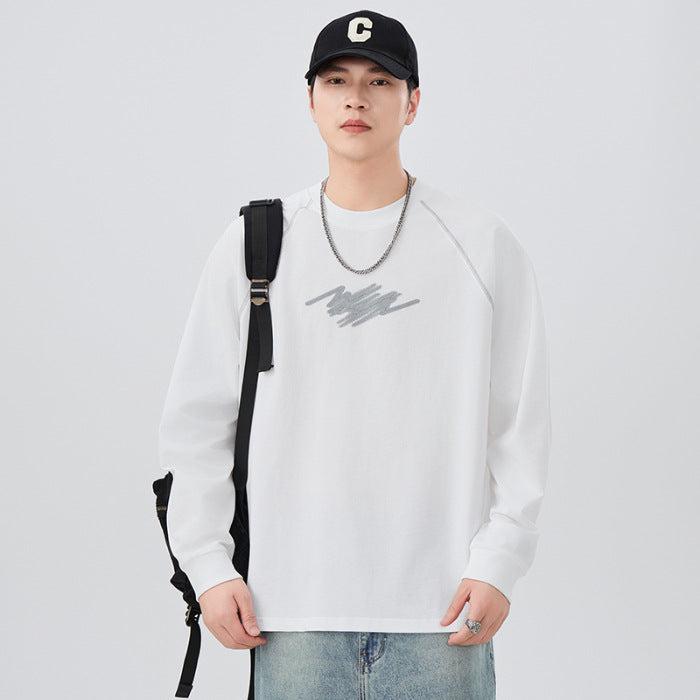 ホワイトのゆったり長袖ラウンドネックTシャツ、ドロップショルダー、胸にロゴプリント