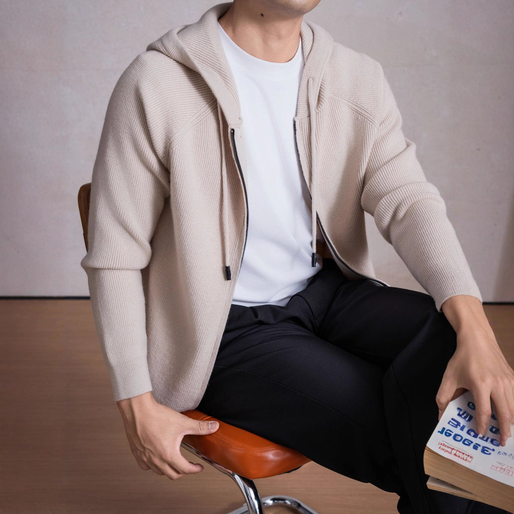 ベージュのニットフード付きカーディガン、前面ダブルジッパーとリブ編み袖口