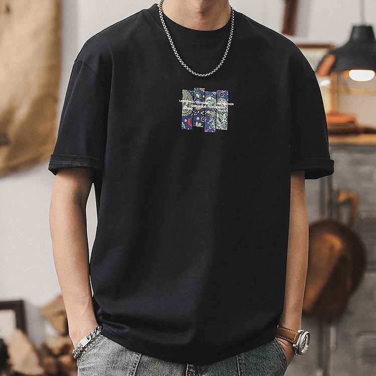 メンズ コットンペイズリーグラフィックTシャツ — バンダナバックプリントのビッグシルエット半袖