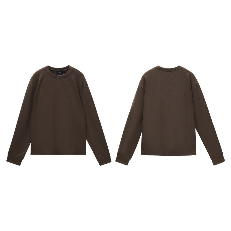 ブラウンの長袖Tシャツ（前後）、クルーネック、シンプルなデザイン