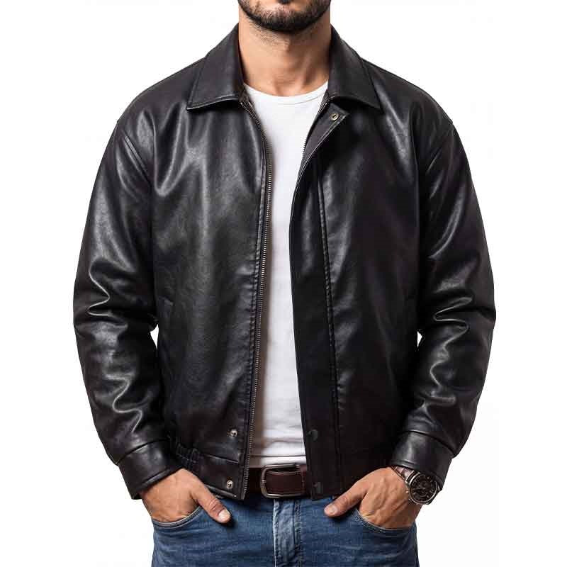 メンズ黒色PUレザージャケット。襟付きで前開き、モデル着用時の正面