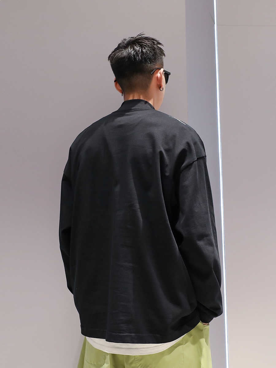 モックネックTシャツ メンズ — 襟のゴシック刺繍が効いたオーバーサイズの長袖コットンカットソー