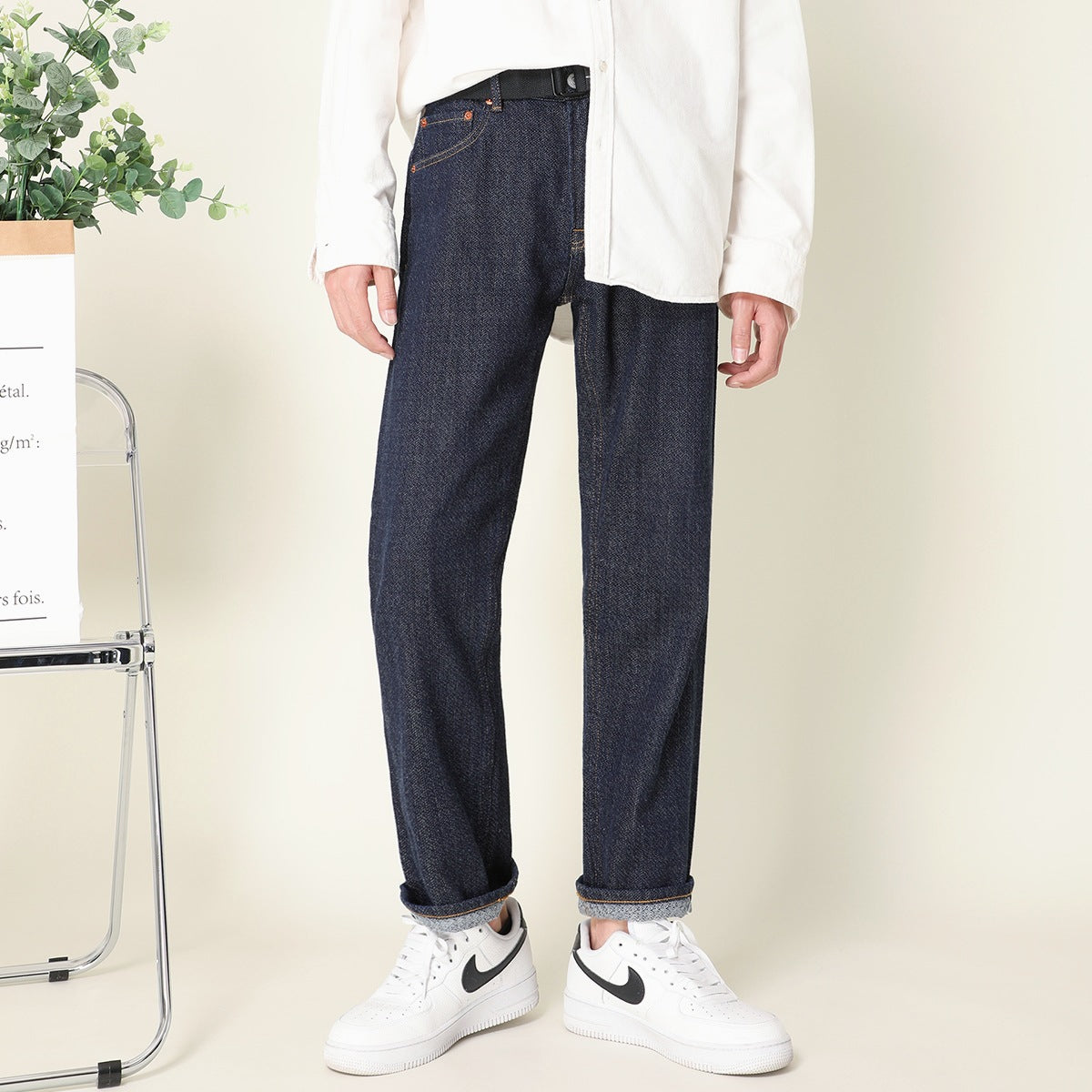 ダークブルーデニムパンツの後ろ姿、細めストレートと長い丈