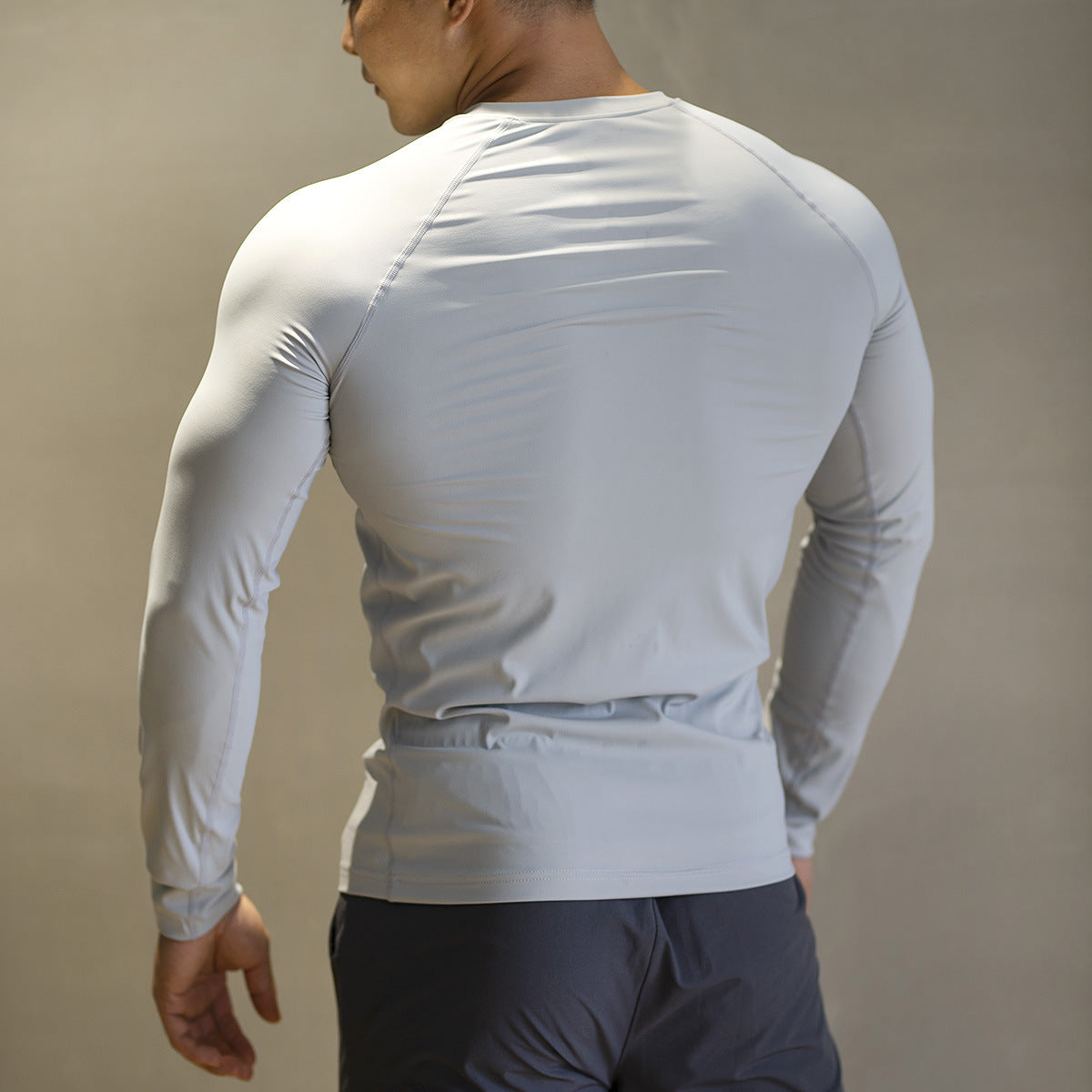 メンズ長袖スウェット（グレー系）、バックデザイン付きのスリムフィット