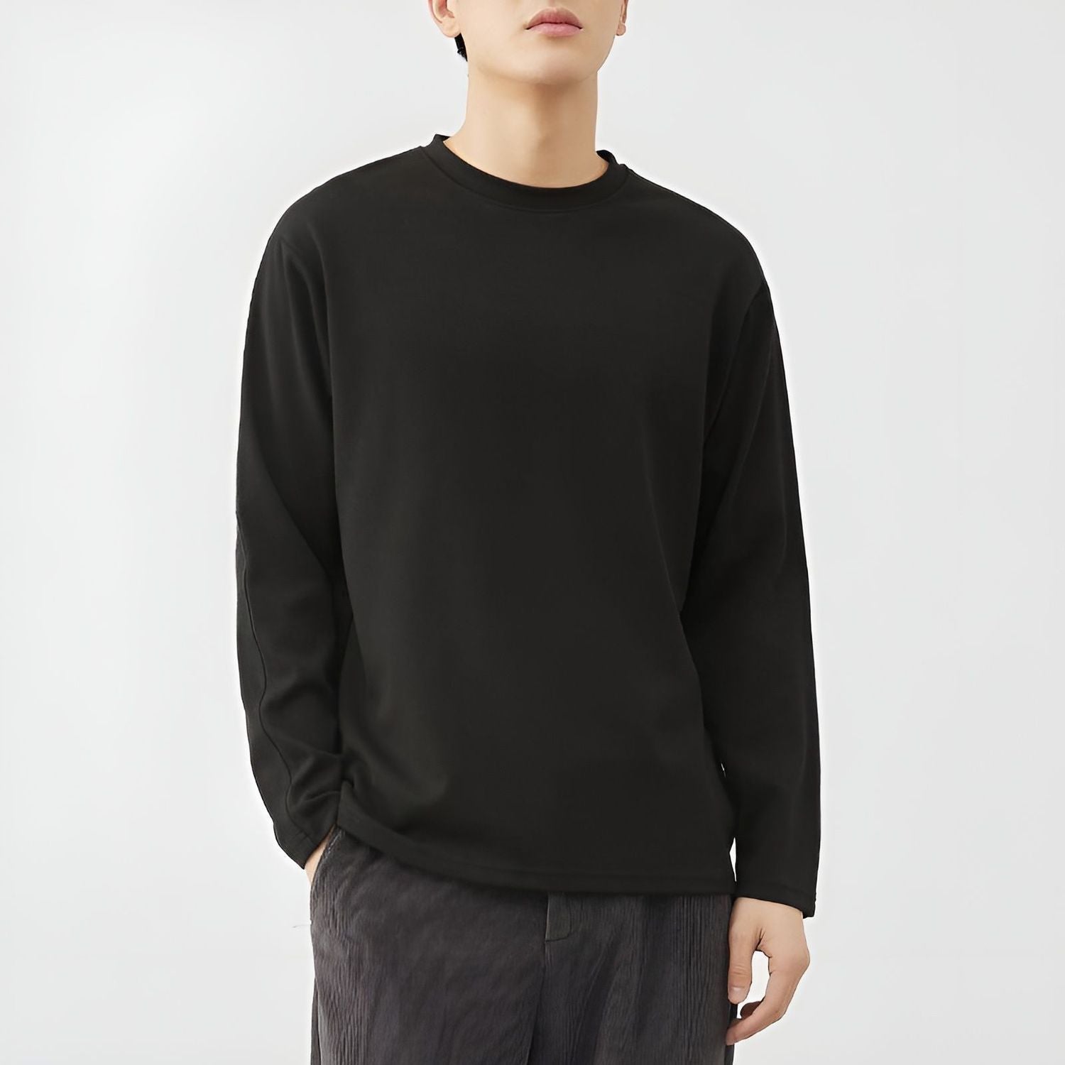 黒の長袖クルーネックTシャツ（ゆったり）
