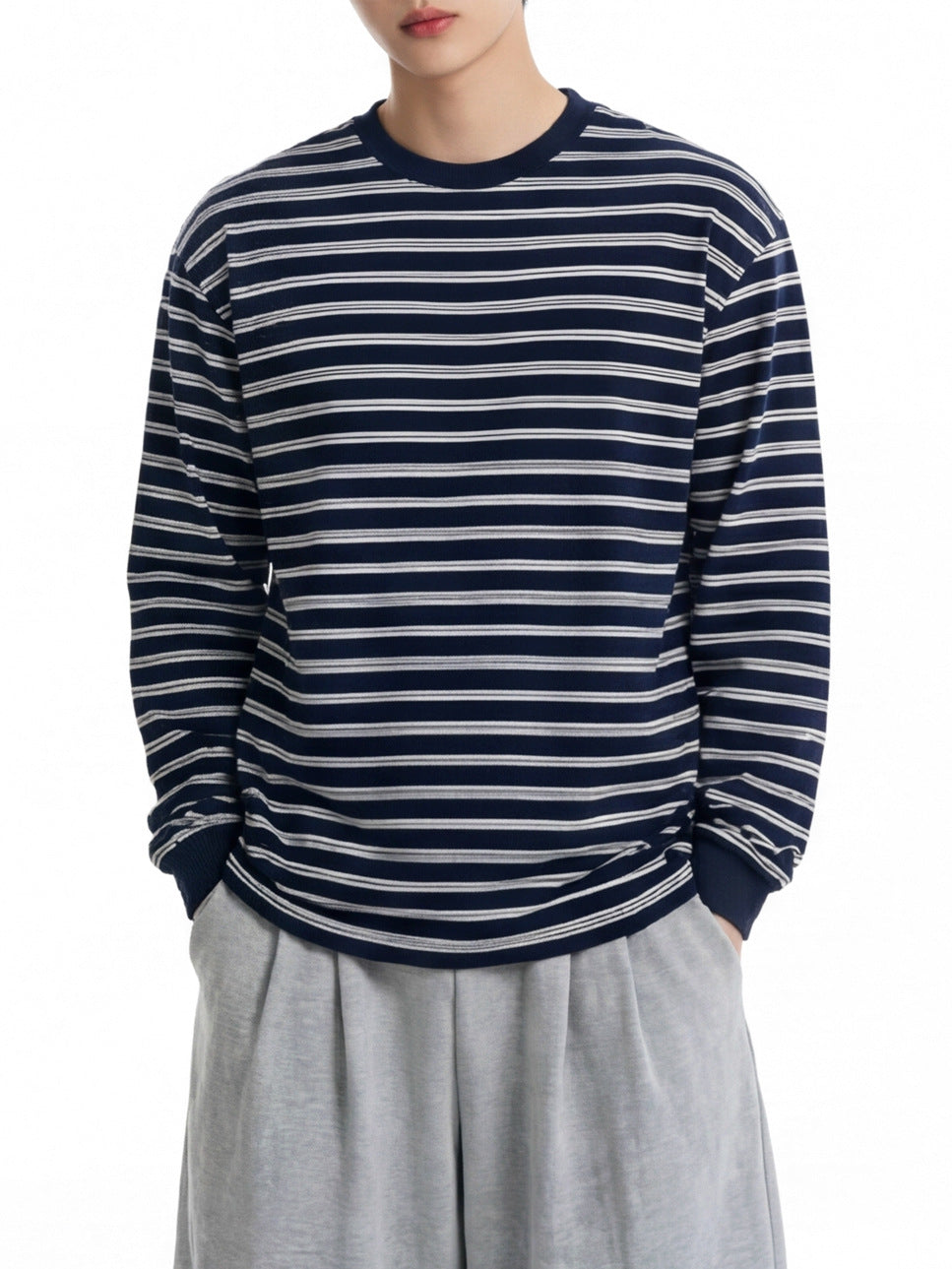 ネイビー×白の細ボーダー長袖Tシャツ、ゆったりシルエット