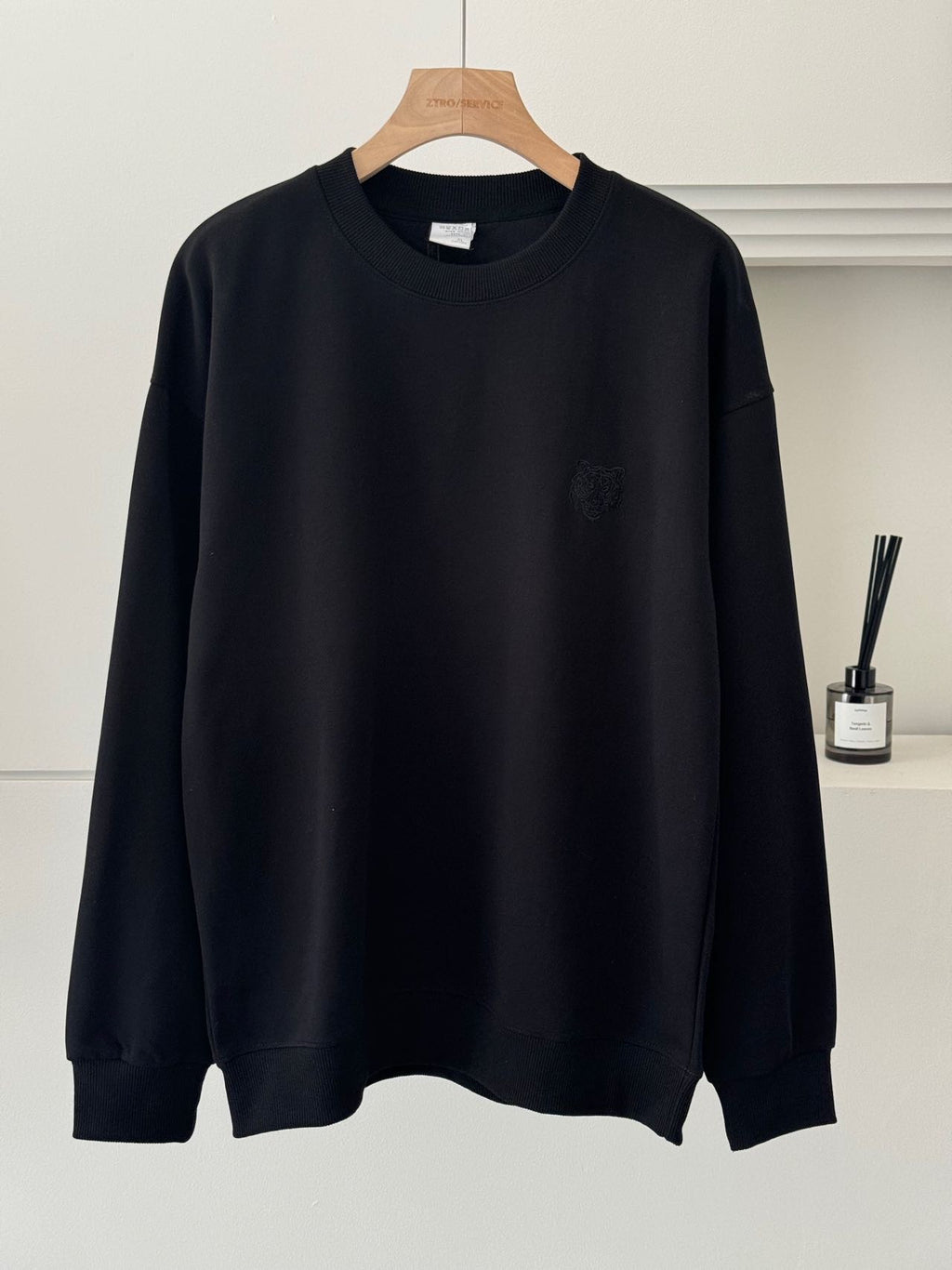 メンズ黒の刺繍入りクルーネックスウェット長袖