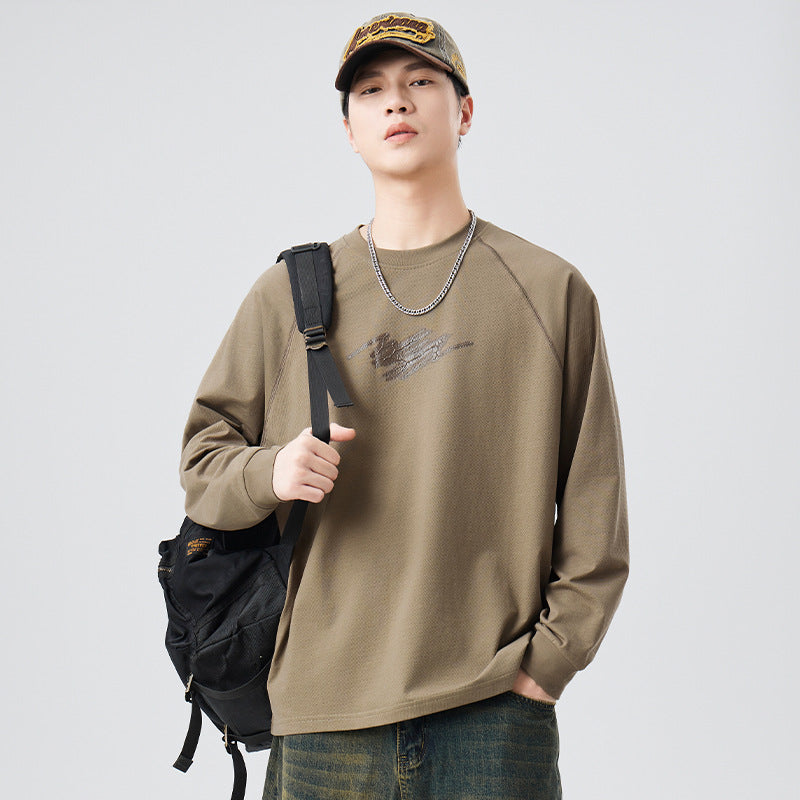 カーキ色ゆったり長袖Tシャツ（丸首）、ドロップショルダー、胸のロゴ風プリント