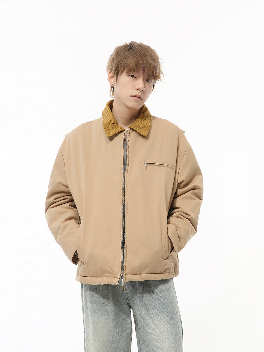 カーキの中綿ジップジャケット（ラペル、フロントポケット、コントラストステッチ）