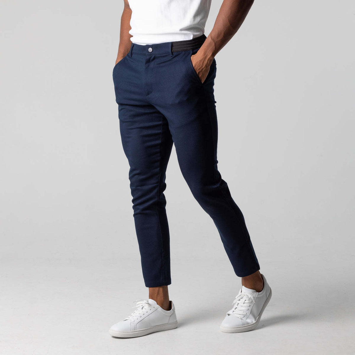 メンズカジュアルロングパンツ（ダークブルー）サイド着用、テーパード