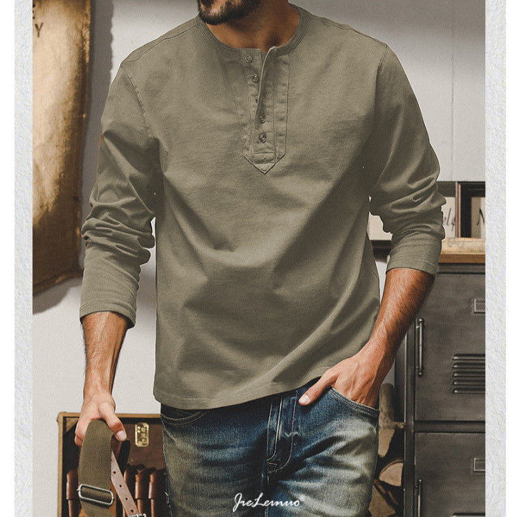 カーキのヘンリーネック長袖Tシャツ（メンズ）、ボタン前立てのゆったりシルエット