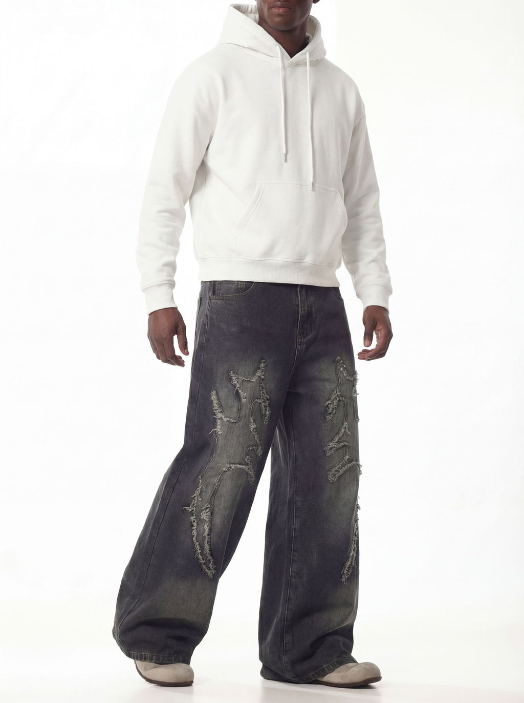 メンズデニムパンツ。ワイドなストレート寄りのフロア丈、全面ダメージ加工。