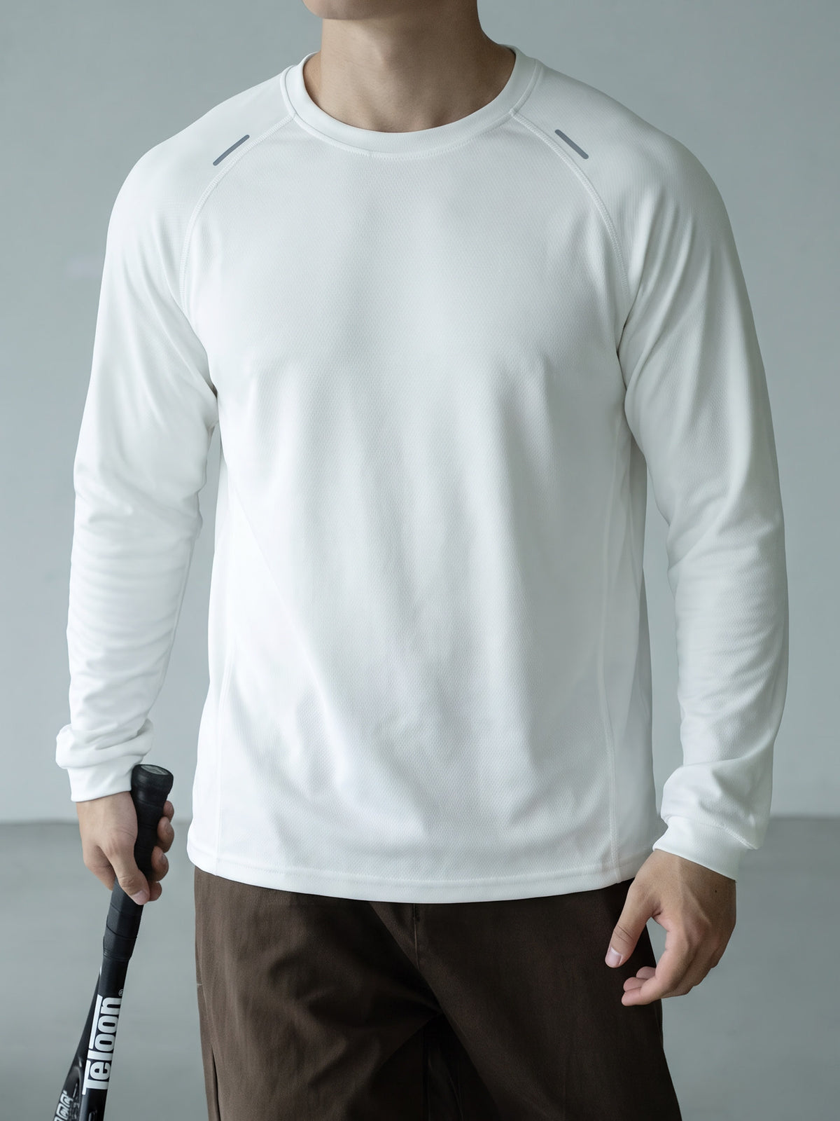 白の長袖Tシャツ、丸首、軽量メッシュ風、フィット感