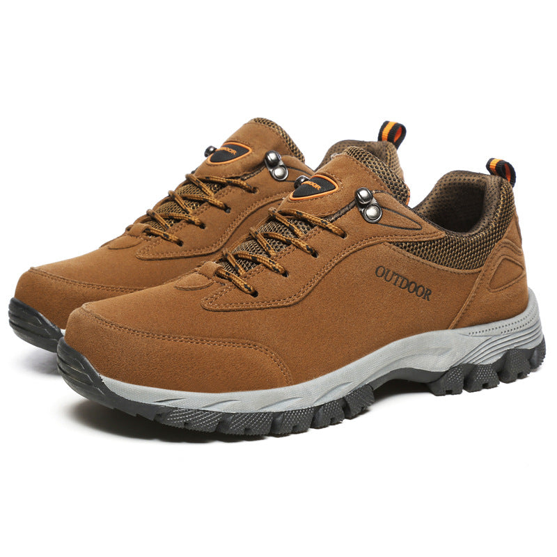 メンズハイキングブーツ ブラウンのレースアップ、サイドパネルと厚底グリップ
