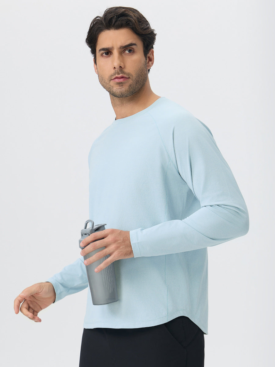 ライトブルーのメンズ長袖クルーネックTシャツ、ゆったりシルエット