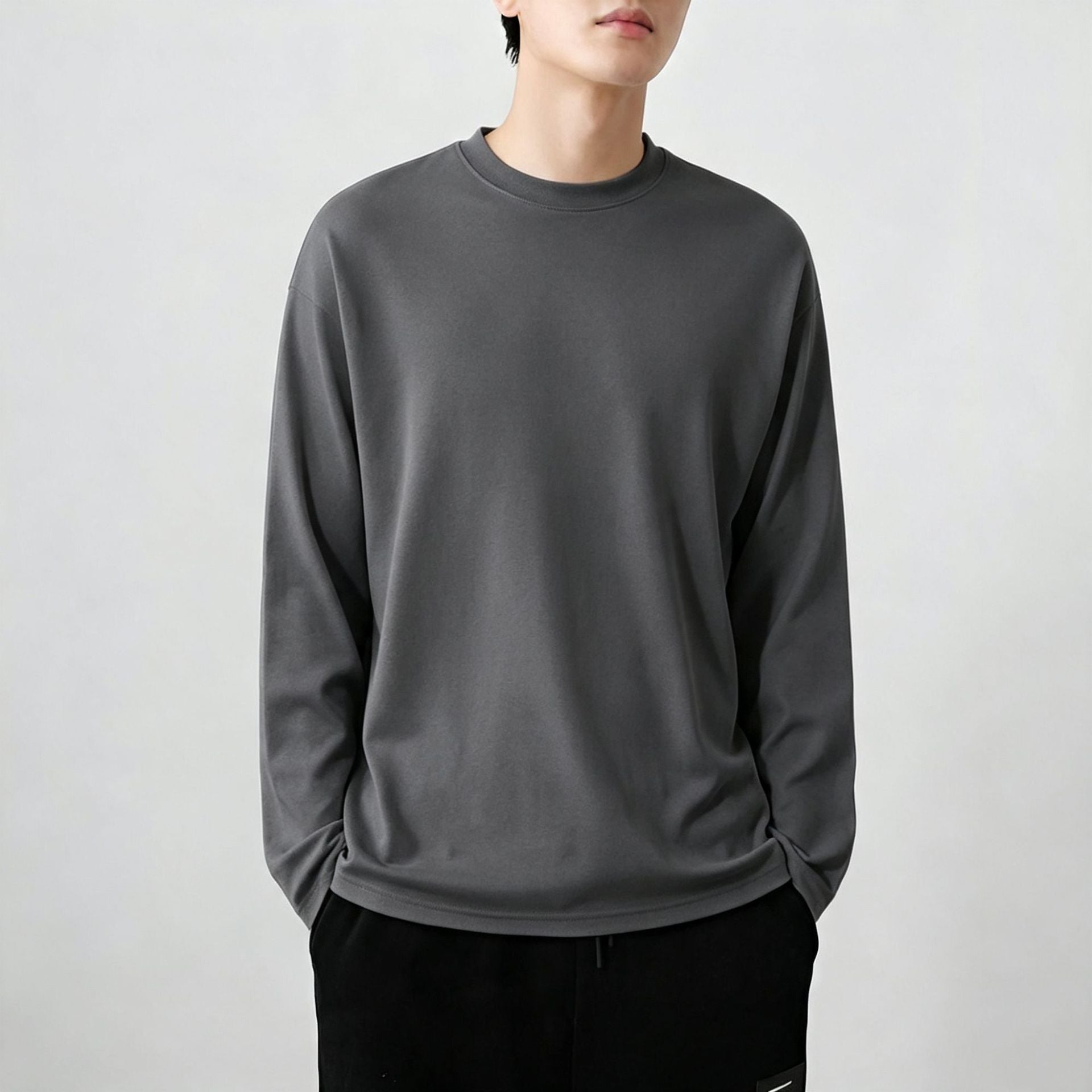 チャコール系の長袖クルーネックTシャツ（ゆったり）