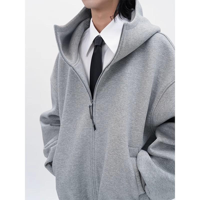 グレーのフード付きジップカーディガン、フロントジップと胸元のポケット