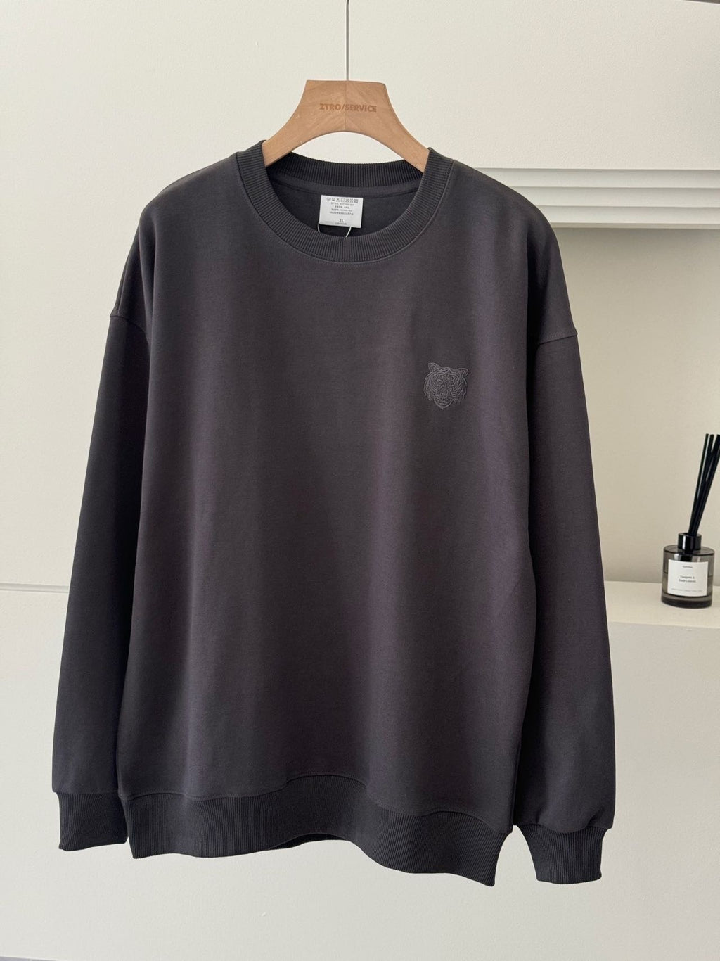 メンズチャコールグレーの刺繍入りクルーネックスウェット長袖