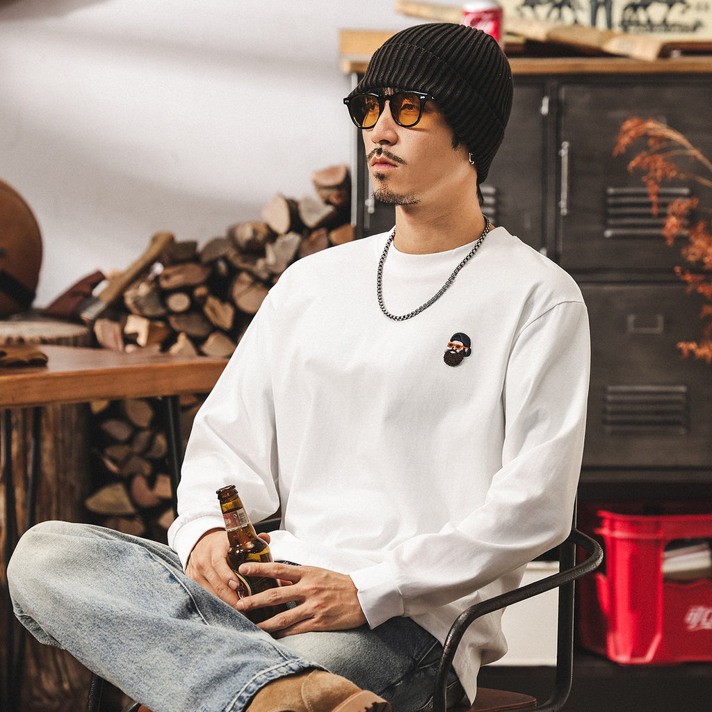 白の長袖Tシャツ、胸の丸ロゴワッペン